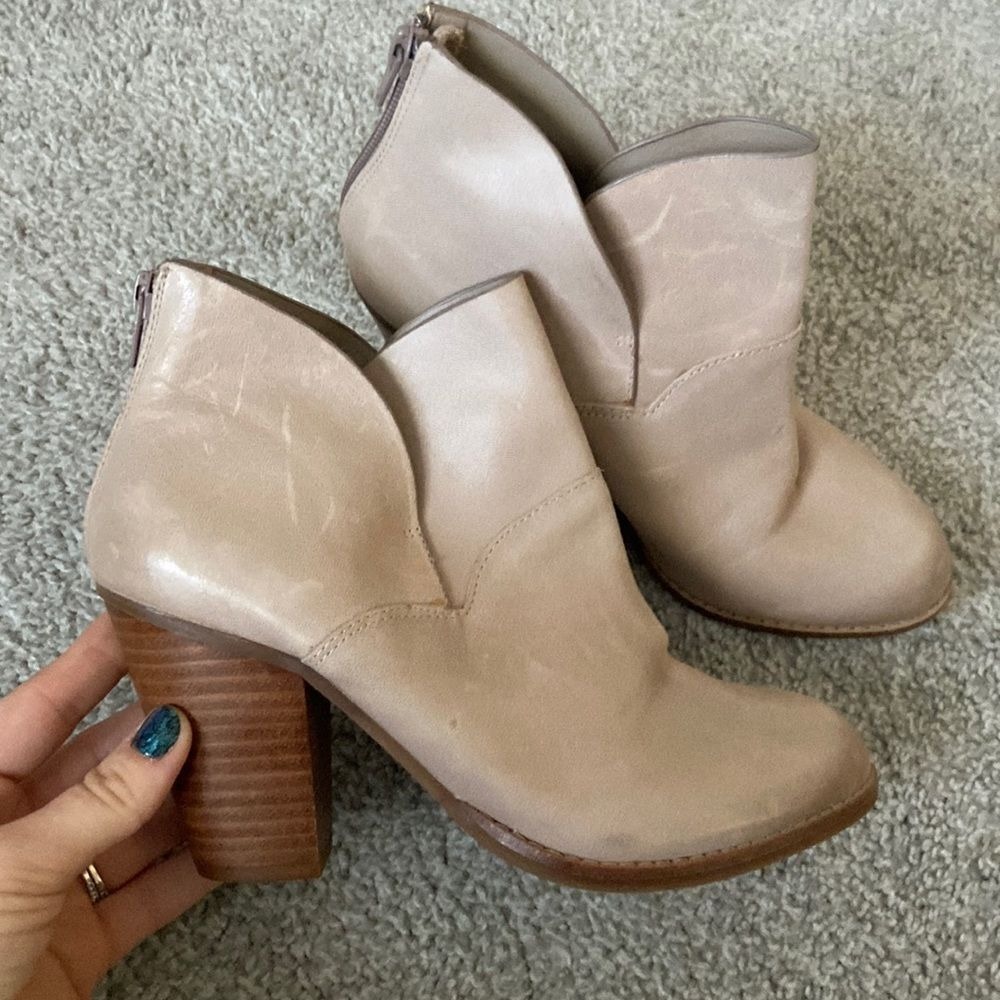Gianni Bini Nude Leather Tulip Split Shaft Ankle Booties Block‎ Heel Size 7M